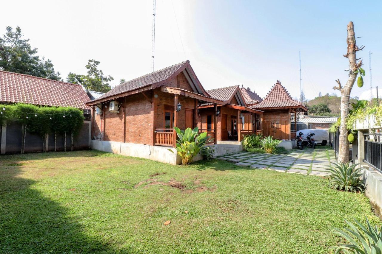 Omah Teras Bata Guesthouse ジョグジャカルタ エクステリア 写真